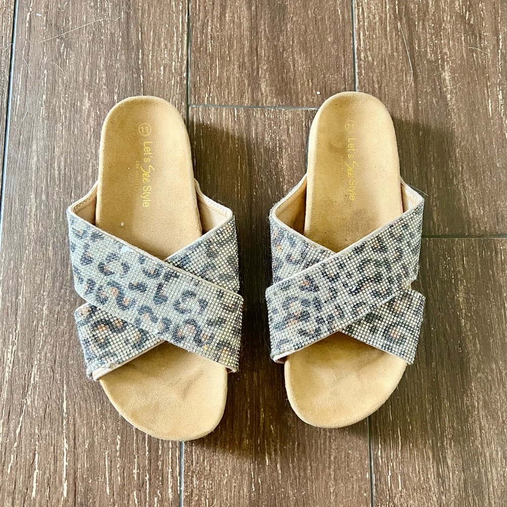 FINAL PRICE - NWOT size 10 boutique sandals🌈